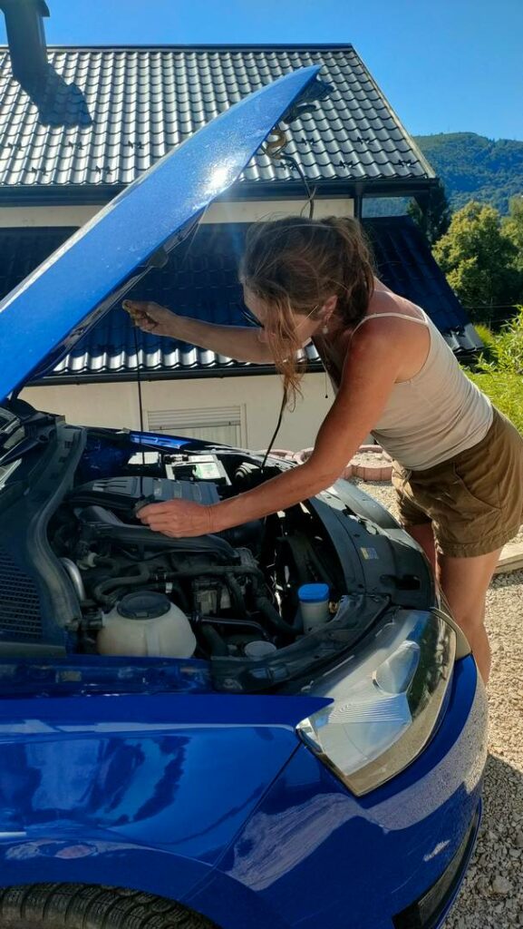 coco fait de la mécanique dans le moteur de la voiture