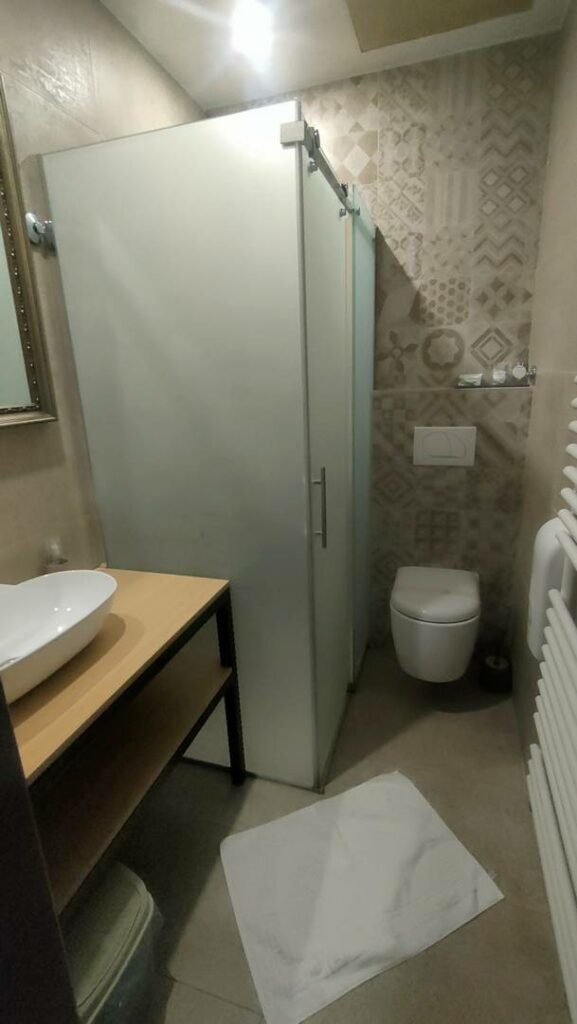 salle de bain du motel bor à vitez