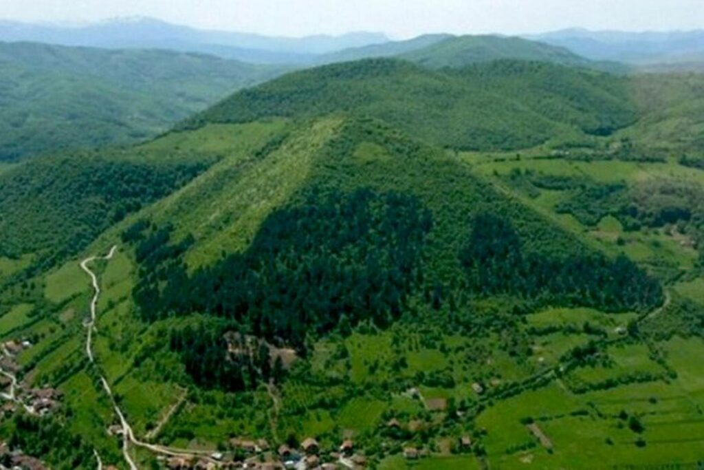 pyramide de visoko vue du ciel